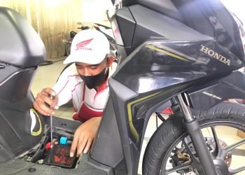 Mekanik bengkel resmi Honda melakukan perawatan aki salah satu sepeda motor Honda. (Foto Sinsen/Ajeng)