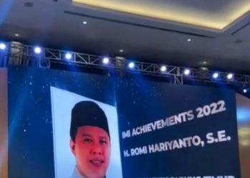 Foto Bupati Tanjab Timur, Romy Hariyanto ditampilkan pada ajang IMI Awards 2023 di Hotel Sultan Jakarta, Sabtu (18/2/2023). (Foto Diskominfo Tanjab Timur)