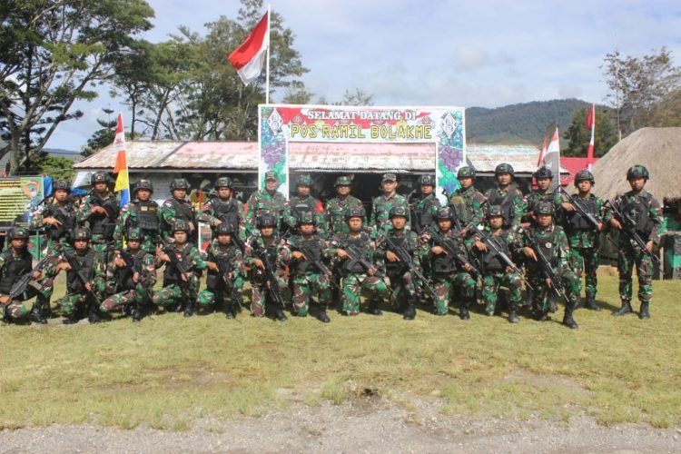 Asops Kasad dan Tim Dalwasops Mabesad saat Kunjungi Pos Bolakme Satgas YR 142/KJ di Pos Satgas Distrik Bolakme, Kamis (23/02/2023). - (dok. Papen Satgas Yonif Raider 142/KJ)
