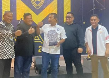 Romi Hariyanto saat menerima penghargaan IMI Awards 2001-2022 oleh IMI Jambi di Willtop Hotel kawasan pasar Jambi,Jumat (24/2) malam. (Dok. RJ.COM/Deni)