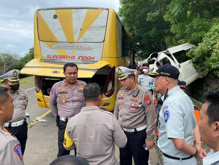 Pihak Jasa Raharja berkoordinasi dengan pihal ke polisian di tempat kejadian perkara kecelakaan antara dua bus di Sumbawa Barat. (Foto:Riska - Humas Jasa Raharja)