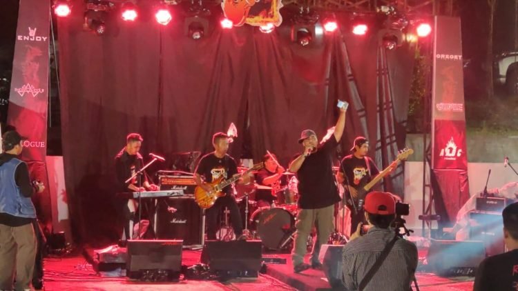Penampilan grup musik rock Jambi, Enjoy Band, saat manggung di Rock Rise Vol 2 di Senyala Space pada Senin malam (27/2/2023). (Foto RJ.COM)