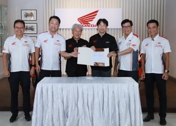 (Kiri - Kanan) Marketing Director AHM Thomas Wijaya, President Director AHM Keiichi Yasuda, Honda Racing Corporation (HRC) 2W Director - Shinya Wakabayashi, Honda Racing Corporation (HRC) Director - Tetsuhiro Kuwata, Executive Vice President Director AHM Johannes Loman, dan Marketing Director AHM Tetsuya Komine berfoto bersama setelah melakukan penandatanganan kerja sama AHM dalam mendukung kegiatan balap HRC melalui logo One Heart dan Satu Hati. (Foto AHM)