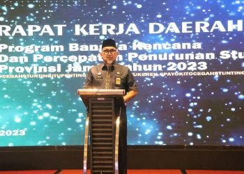 Sekda Sudirman saat memberi kata sambutan pada Rakerda Program Bangga Kencana dan Forum Koordinasi Percepatan Penurunan Stunting Tingkat Provinsi Jambi Tahun 2023, di Hotel Aston Jambi, Selasa (28/02/2023). (Foto: Diskominfo/Agus)
