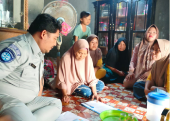 Petugas Jasa Raharja Jambi melakukan proses penyelesaian hak santunan korban kecelakaan di rumah korban, di Mersam, Kabupaten Batanghari, Jambi. (Foto Jasa Raharja Jambi/Riska)