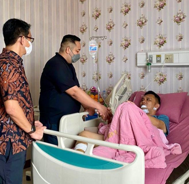 Wakil Ketua DPRD Provinsi Jambi, Pinto Jayanegara, saat membesuk Kapolda Jambi, Irjen Rusdi Hartono, di Rumah Sakit Polri Kramat Jati, Jakarta. (Foto Humas DPRD Provinsi Jambi/Hardian)