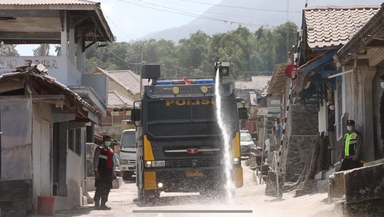 Mobil Armoured Water Canon Sat Samapta Polresta Magelang saat melakukan pembersihan jalan yang tertutup abu vulkanik di jalan Desa Krinjing, Kabupaten Magelang pada, Minggu (12/3/2023) pagi. (Dok. Humas Polresta Magelang)