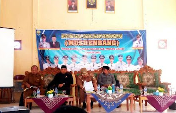 Ketua DPRD Kabupaten Muaro Jambi, Yuli Setia Bhakti dan Anggota DPRD, Robinson Sirait hadiri Musrenbang Kecamatan Bahar, Kabupaten Muaro Jambi, Selasa (07/02/23). (Dok. Deni)