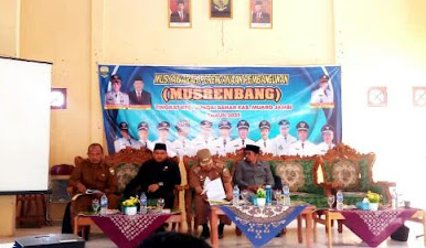 Ketua DPRD Kabupaten Muaro Jambi, Yuli Setia Bhakti dan Anggota DPRD, Robinson Sirait hadiri Musrenbang Kecamatan Bahar, Kabupaten Muaro Jambi, Selasa (07/02/23). (Dok. Deni)