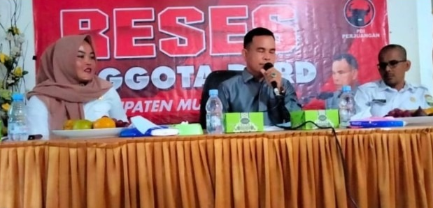 Anggota DPRD Muaro Jambi Baijuri dari fraksi PDI-P saat melaksanakan reses di Desa Pulau Kayu Aro, Senin, (6/3/23). (Dok. Hallo)