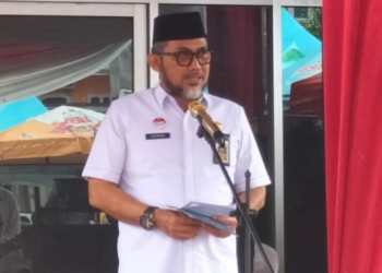 Sekda Provinsi Jambi, Sudirman saat hadir dalam kegiatan Bazzar dan Pasar Murah Jambi Mantap di halaman Kantor Kadin Provinsi Jambi . Rabu (8/3/2023). (Foto: Jernih/Fey)