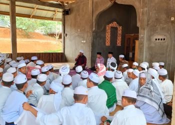Kunjungan Gubernur Jambi, Al Haris, saat mengunjungi pondok pesantren Raudhatut Tholibin Rantauikil, Rabu (1/2/2023). (Foto Pariwarajambi/Riky)