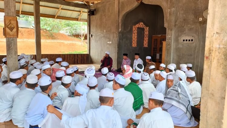 Kunjungan Gubernur Jambi, Al Haris, saat mengunjungi pondok pesantren Raudhatut Tholibin Rantauikil, Rabu (1/2/2023). (Foto Pariwarajambi/Riky)