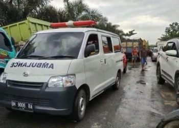 Deretan truk angkutan batu bara. [Foto Aldo]