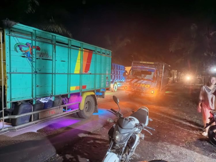 Deretan truk angkutan batu bara yang melintas di lokasi macet di Jalan Muaratembesi - Sarolangun, Rabu malam (1/2/2023). (Foto Aldo)