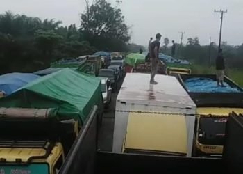 Deretan truk angkutan batu bara yang melintas di lokasi macet di Jalan Muaratembesi - Sarolangun, Rabu (1/2/2023). (Foto Aldo)