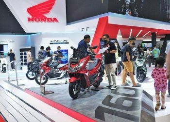 Pengunjung booth Honda pada pameran Indonesia International Motor Show (IIMS) 2023 yang diselenggarakan di JIExpo, Kemayoran, 16-26 Februari 2023. (Foto AHM)