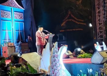 Gubernur Al Haris saat membuka JEE Tahun 2023 Disdik, di halaman Kantor Disdik Provinsi Jambi. Jumat (03/02/2023). (Dok. Fei)