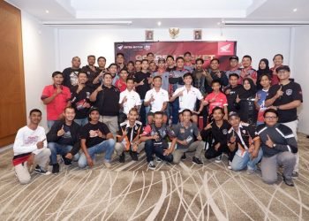 Komunitas Honda Lombok bertemu dan memberikan semangat langsung kepada pebalap Astra Honda di Mandalika Racing Series 2023 (ki-ka) Veda Ega Pratama, Rheza Danica, dan Herjun Atna Firdaus pada Jumat (3/3/2023). [Foto AHM]