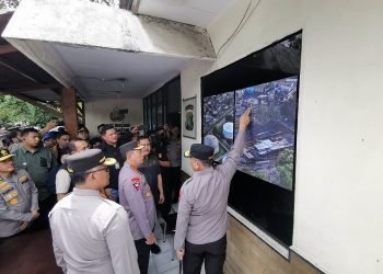 Kepala Kepolisian Republik Indonesia (Kapolri), Jenderal Listyo Sigit Prabowo, melakukan peninjauan kebakaran Depo Pertamina Plumpang, Sabtu (4/3/2023). (Foto Humas Polri)