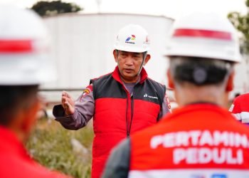 Kapolri, Jenderal Listyo Sigit Prabowo, saat meninjau langsung lokasi utama kebakaran Depo Pertamina Plumpang, Jakarta Utara, Sabtu (4/3/2023). (Foto Humas Polri)