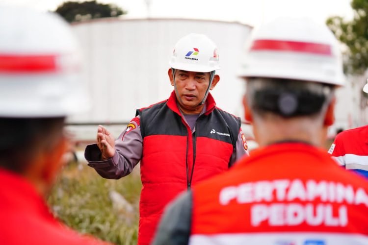 Kapolri, Jenderal Listyo Sigit Prabowo, saat meninjau langsung lokasi utama kebakaran Depo Pertamina Plumpang, Jakarta Utara, Sabtu (4/3/2023). (Foto Humas Polri)