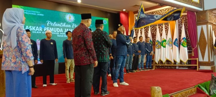 Penyerahan bendera pataka oleh wagub abdullajh sani kepada Havisi Alatas di ruang Auditorium Rumah Dinas Gubernur, Sabtu (4/3/2023) malam. (Foto: Arwin)
