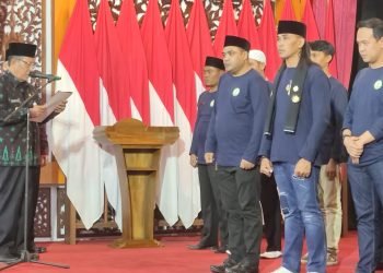 Wagub saat melantik pengurus LPJKS masa khidmat 2023-2026, bertempat di Auditorium Rumah Dinas Gubernur Jambi, Sabtu (04/03/2023) malam. (Dok. Arwin Saputra)