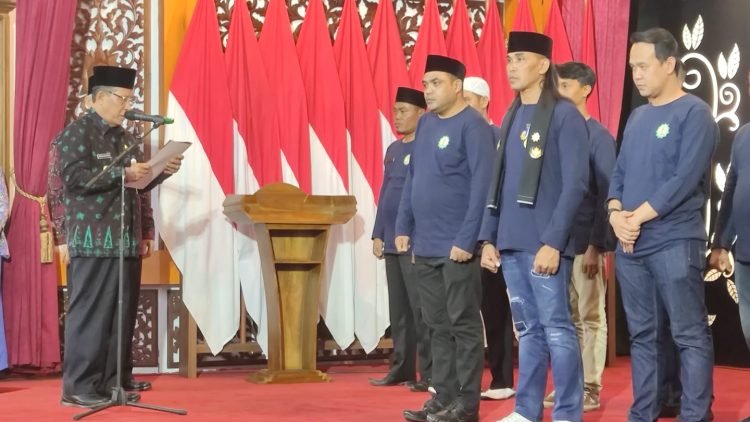Wagub saat melantik pengurus LPJKS masa khidmat 2023-2026, bertempat di Auditorium Rumah Dinas Gubernur Jambi, Sabtu (04/03/2023) malam. (Dok. Arwin Saputra)