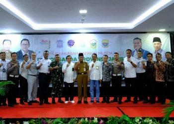 Wakil Gubernur Jambi, Abdullah Sani Foto bersama usai Musda DPD Organda Provinsi Jambi di Hotel O2 Weston Kota Jambi, Senin (6/3/2023). (Dok. Bitnews.id/Otoy)