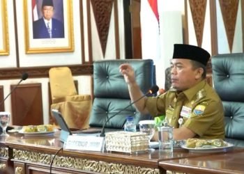 Al Haris saat pimpin Rapat Evaluasi Kinerja OPD dilingkup Pemprov Jambi di Auditorium Rumah Dinasnya, Senin (6/3/2023) Pagi. (Dok. Aksara24.id/Agus)
