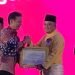 Wakil Bupati Tanjab Timur, H. Robby Nahliyansyah, SH saat menerima penghargaan Bebas Frambusia di Taman Mini Indonesia Indah Jakarta, Selasa (20/2/23). (Dok. Dokumentasi Tanjab Timur)