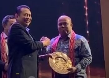 Ketua IMI Pusat Bambang Soesatyo saat meyerahkan Penghargaan IMI Awards 2021-2022 kepada wakil Bupati Tanjabtim H. Robby Nahliyansyah di Golden Room Hotel Sultan Jakarta pada Sabtu (18/02/22) malam. (Dok. Dokumentasi Tanjab Timur)