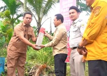 Sekda Sapril saat menghadiri Pemasangan Patok Kantor Desa Kota Kandis Kecamatan Dendang Kabupaten Tanjab Timur. Jumat (3/2/23) (Dok. RJ.COM)