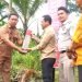 Sekda Sapril saat menghadiri Pemasangan Patok Kantor Desa Kota Kandis Kecamatan Dendang Kabupaten Tanjab Timur. Jumat (3/2/23) (Dok. RJ.COM)