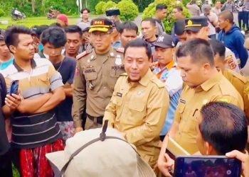 Sekda Sapril saat menemui pendemo di halaman Kantor Bupati Tanjab Timur. Selasa (31/1/23).(Dok. RJ.COM)