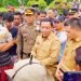 Sekda Sapril saat menemui pendemo di halaman Kantor Bupati Tanjab Timur. Selasa (31/1/23).(Dok. RJ.COM)
