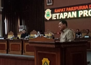 Sekda Sapril saat menyampaikan kata sambutan pada diruang rapat paripurna DPRD Tanjab Timur, Senin (20/2/23). (Dok. RJ.COM)