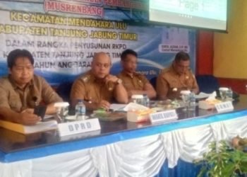 Robby Nahliyansyah saat mengadiri Musrenbang Penyusunan RKPD Kabupaten Tanjung Jabung Timur Tahun Anggaran 2024 di Aula Gedung Kantor Camat Mendahara Ulu, Senin (13/2/2023). (Dok. RJ.COM)
