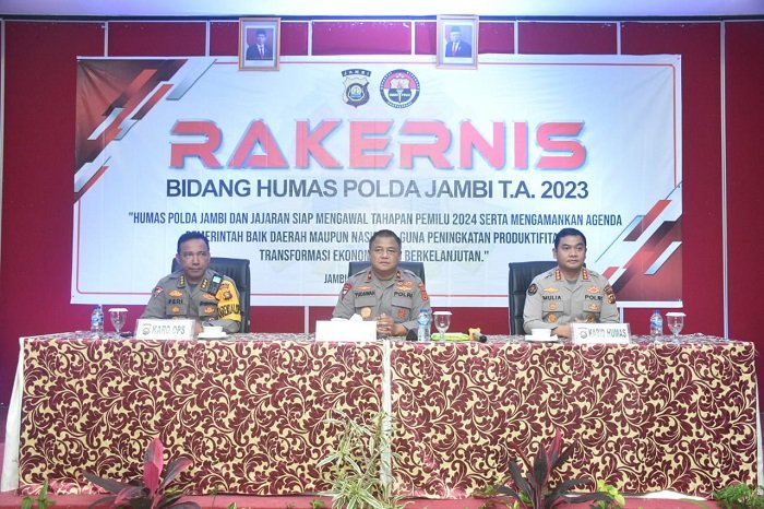Wakapolda Jambi Brigjen Pol. Yudawan R menghadiri sekaligus membuka Rakernis Bidhumas Polda Jambi T.A 2023 di Aula Resort dan Hotel Rumah Kito Mayang Mangurai pada Kamis, (09/03/23). (Dok. Humas Polda Jambi/Lana)