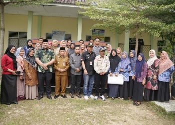 Momen Foto Gubernur Jambi, Al Haris bersama guru di SMAN 12 dan SMAN 6 Kabupaten Sarolangun, Kamis (9/3/2023). (Foto: RJ.COM)