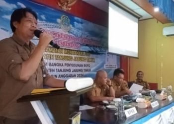 Ketua DPRD Tanjabtim, Mahrup SE saat memberi kata sambutan pada Musrenbang Dapil III di Kantor Kecamatan Mendahara, Selasa (14/02/23). (Dok. RJ.COM)