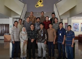 Komisi II DPRD Tanjab Timur bersama GM Alat Berat PT Pindad, Ikida Aryansyah saat berada di Auditorium Gedung Direktorat PT Pindad di Bandung, Jumat (20/01/2023). (Dok. RJ.COM)