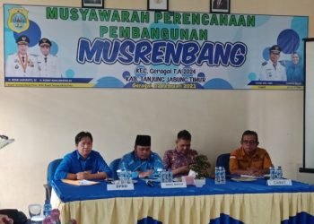 Ketua DPRD Tanjabtim, Mahrup, Wabup Robby Nahliansyah dan turut Anggota DPRD Dapil 3 saat menghadiri Musrenbang tingkat kecamatan di Geragai, Kamis (2/2/23). (Dok. RJ.COM)
