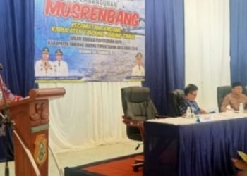 Anggota DPRD Tajabtim, Saidina Hamzah saat menyampaikan kata sambutan pada Musrenbang di Aula Gedung Kantor Camat Mendahara Ulu, Senin (13/2/2023). (Dok. RJ.COM/Haitami)