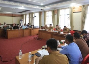 Anggota DPRD Tanjab Timur saat melaksanakan Audiensi bersama Warga Kelurahan Parit Culum I di Gedung Serba Guna DPRD Tanjab Timur, Selasa (24/1/2023). (Dok. RJ.COM/Haitami)