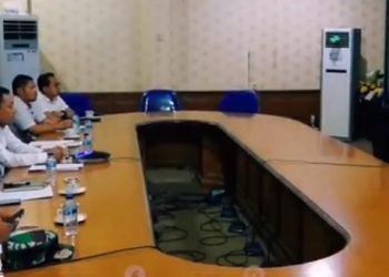 Sekda Sapril saat mengikuti Rakor Inspektur Daerah Seluruh Indonesia Tahun 2023 secara virtual di Ruang Rapat Utama Kantor Bupati Tanjab Timur, Rabu (25/1/23). (Dok. Diskominfo Tanjabtim/Agus)