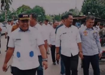 Wabup Tanjab Timur H. Robby Nahliyansyah, saat meninjau pasar di simpang kiri, Rabu (18/1/23) - (Dok. Diskominfo Tanjabtim/Agus)