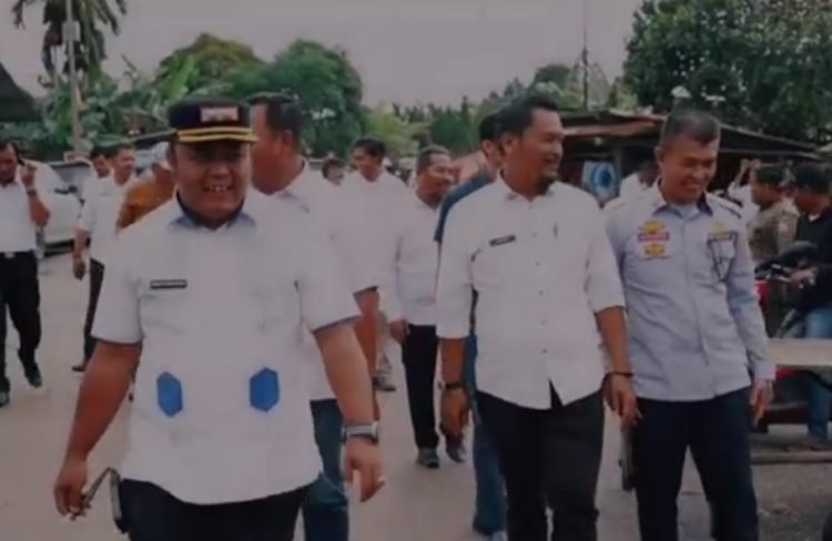 Wabup Tanjab Timur H. Robby Nahliyansyah, saat meninjau pasar di simpang kiri, Rabu (18/1/23) - (Dok. Diskominfo Tanjabtim/Agus)