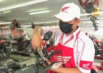 Mekanik PT Sinar Sentosa Primatama (Sinsen) saat melakukan pengecekan tali kopling di bengel resmi Sinsen Main Delar, Minggu (11/03/2023). (Dok. Ajeng - Sinsen)